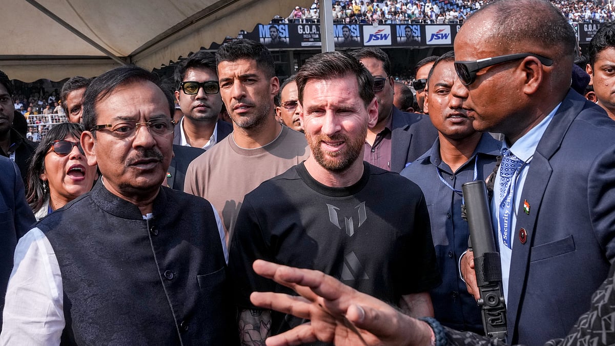 Aroop Biswas with Lionel Messi at Vivekananda Yuba Bharati Krirangan in Kolkata