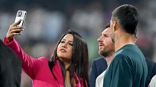 Amruta Fadnavis, wife of Maharashtra CM, takes a selfie with Lionel Messi