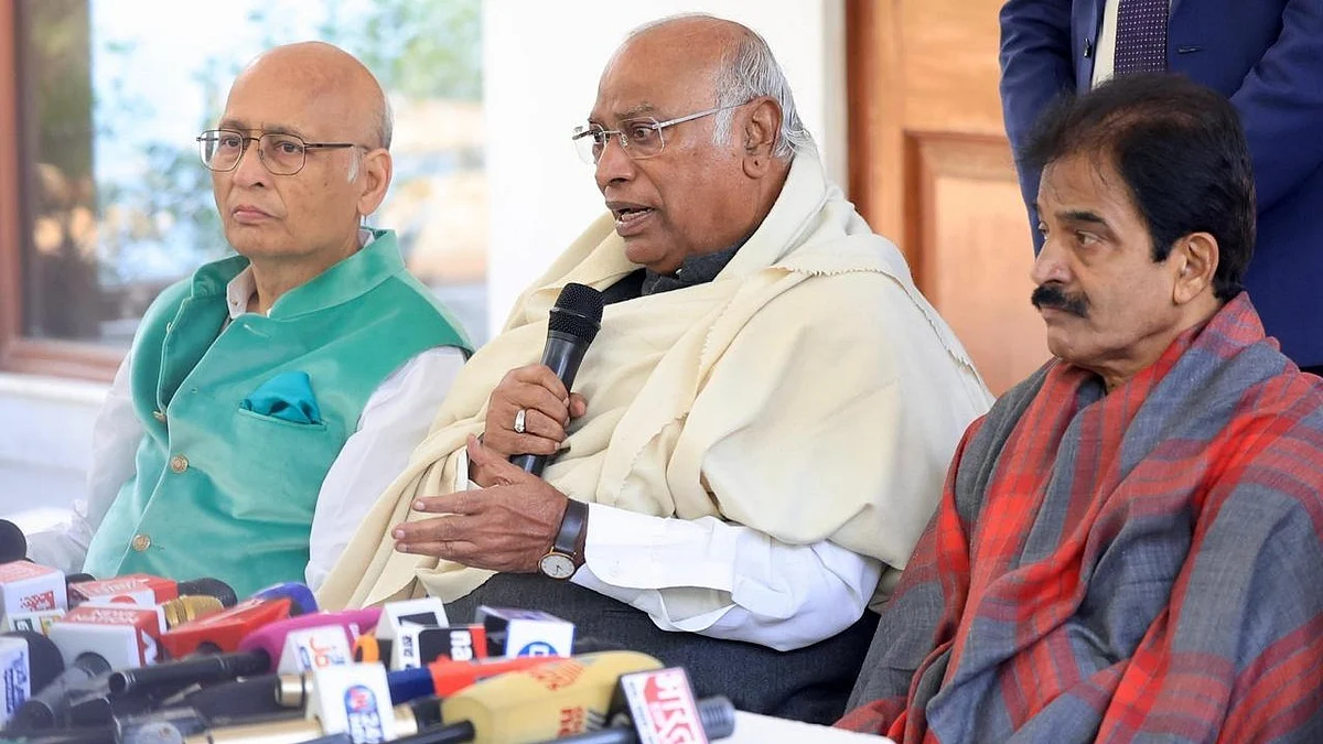 Congress president Mallikarjun Kharge and others in New Delhi on 17 December. (Photo: AICC) 