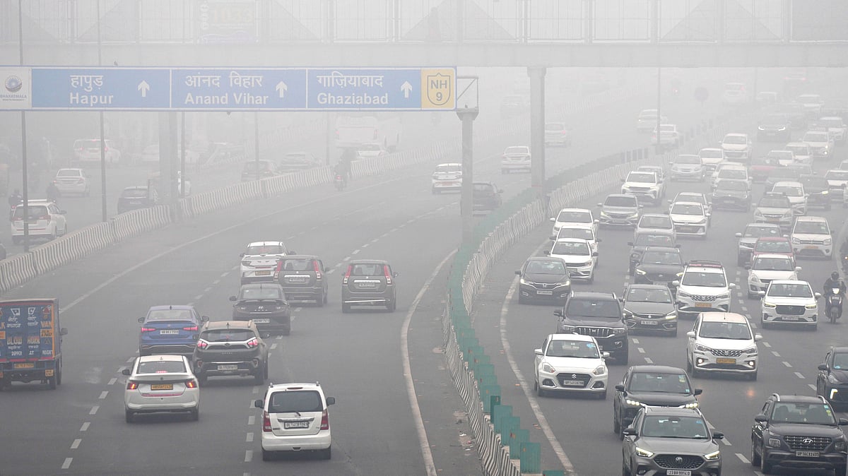 Dense fog blankets north India, IMD issues red alert for Delhi