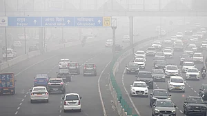 Dense fog blankets north India, IMD issues red alert for Delhi