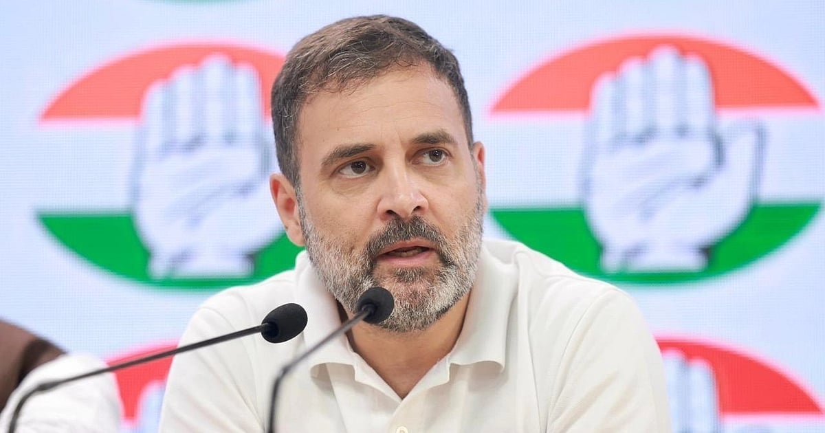 Congress नेता राहुल गांधी दिल्ली के बंगाली बाजार में ऑटो रिक्शा चालकों से बातचीत करते नजर आए। 2 Amid petrol, CNG price hike, Rahul meets auto drivers in Delhi