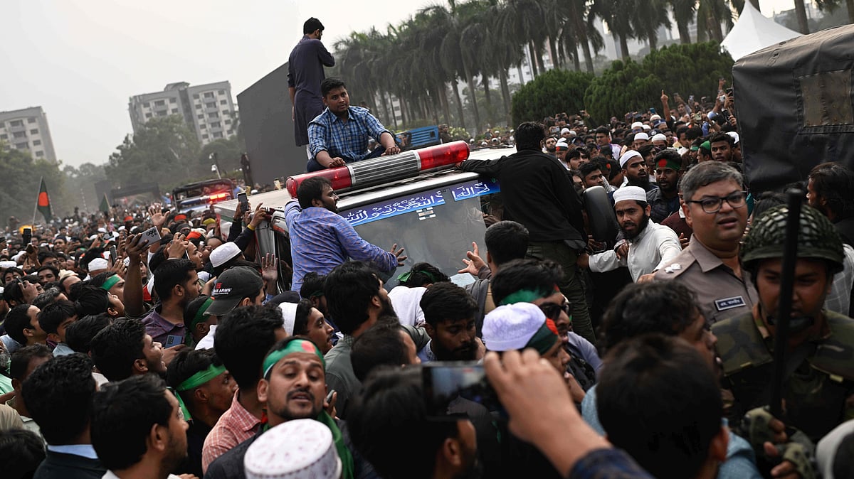 Bangladesh: Journalists protest against attacks on offices of media outlets