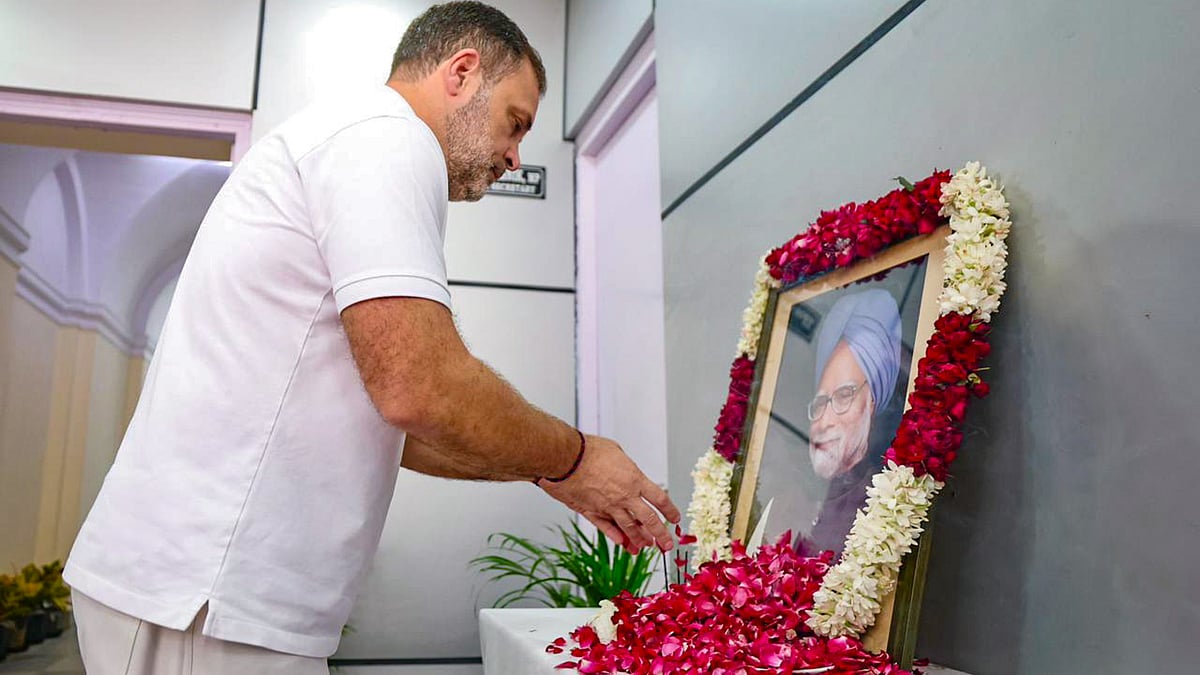 Congress leader Rahul Gandhi pays tribute to Manmohan Singh  in New Delhi. (Photo: PTI )