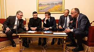 UK, France sign pact to deploy troops in Ukraine if peace deal is reached
