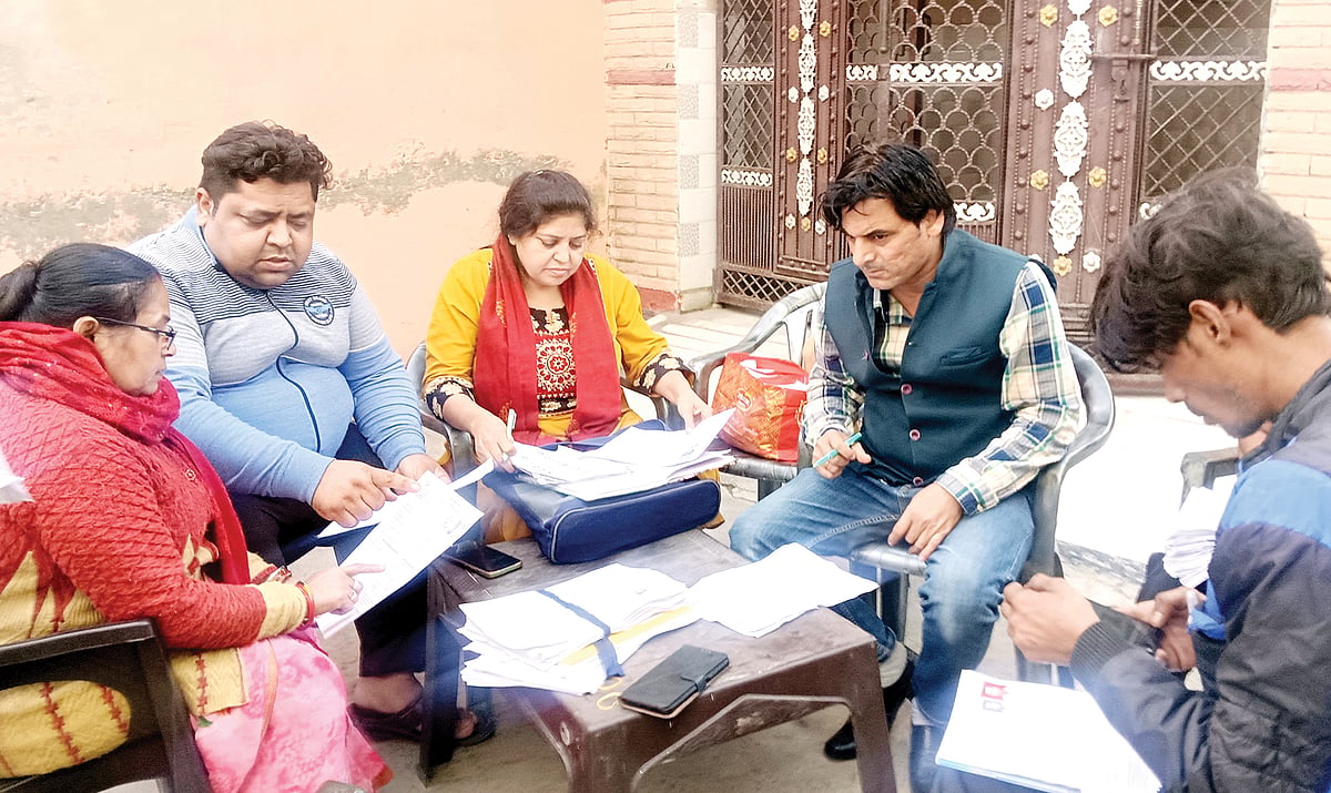 BLOs scrutinise forms in Ghaziabad