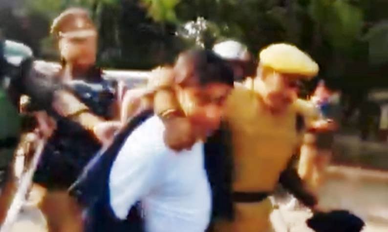 Varanasi: Police resorts to lathi-charge on 'MGNREGA Bachao' protesters  