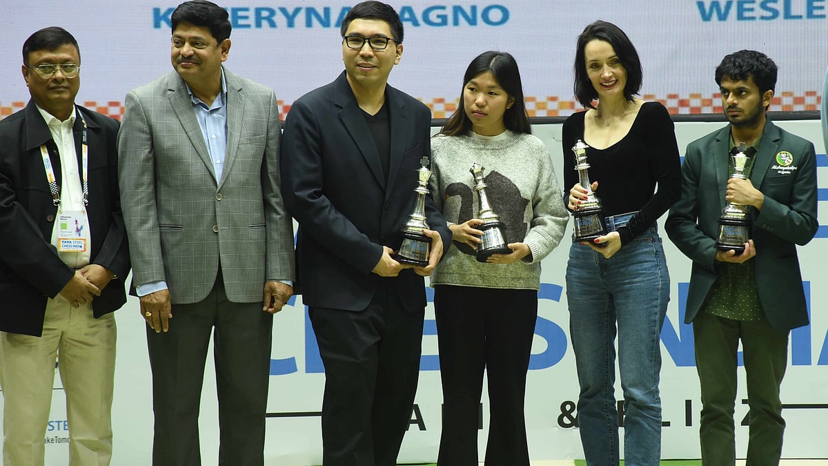 Wesley So (third left) and Clarissa Yip pose with other winners.