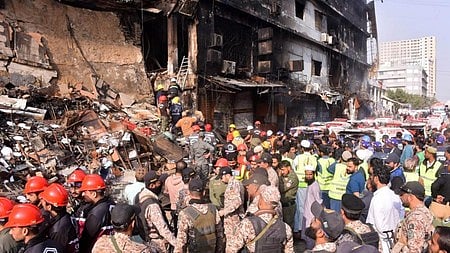 Demands for Karachi mayor’s resignation intensify after mall fire kills 60