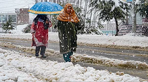 Kashmir, Himachal receive season's first snowfall, flights cancelled at Srinagar airport