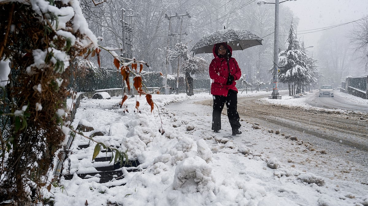 40 soldiers rescued as heavy snowfall paralyses Kashmir; highway shut, flights cancelled