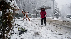40 soldiers rescued as heavy snowfall paralyses Kashmir; highway shut, flights cancelled