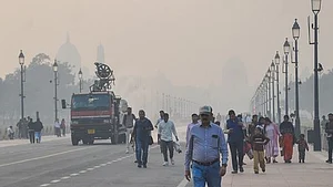 Delhi’s air quality remains poor; IMD issues yellow alert for fog