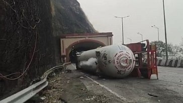Gas tanker overturns in Khandala ghat, paralysing Mumbai–Pune Expressway overnight