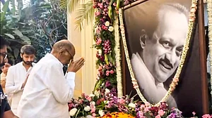 Sharad Pawar breaks down as he pays tribute to late nephew Ajit in Baramati