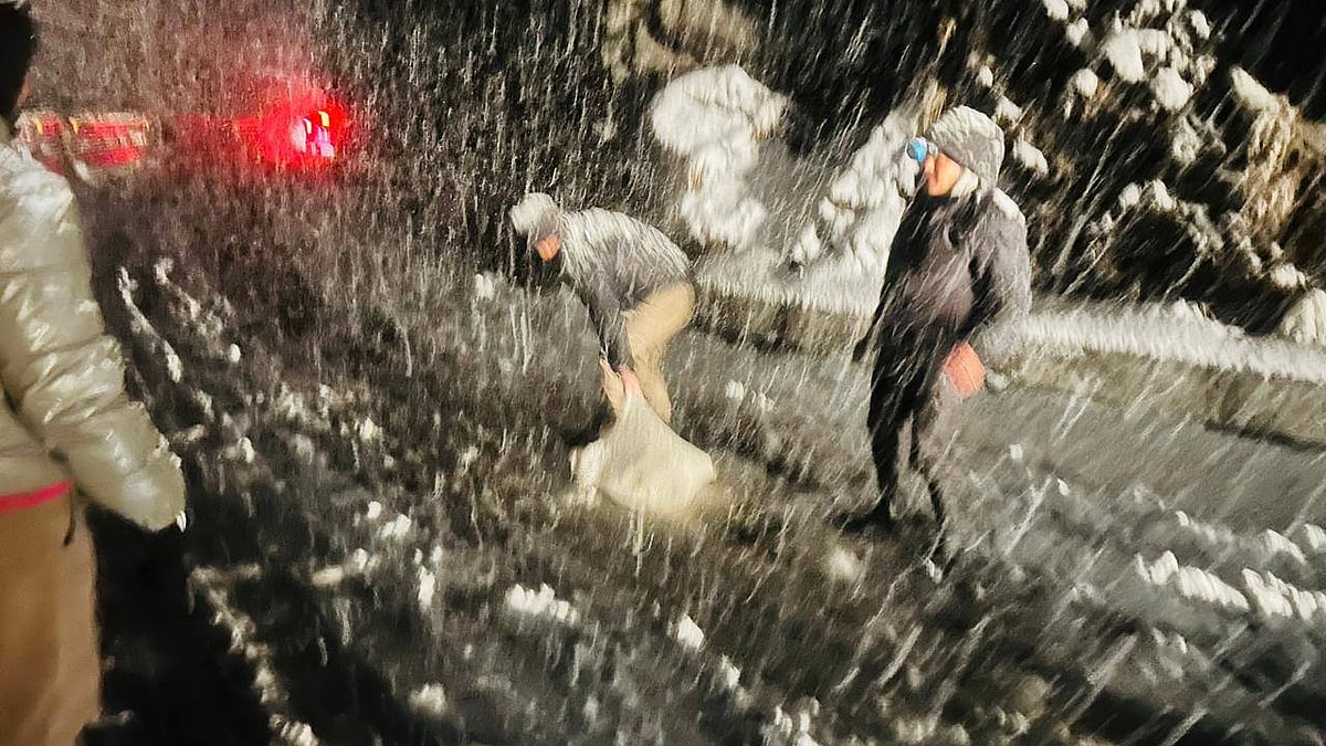 Over 2,700 tourists rescued after heavy snowfall strands vehicles near Tsomgo Lake