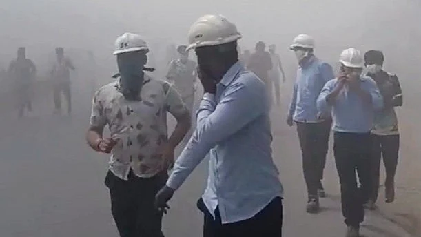 Workers run in panic from the Palghar chemical plant