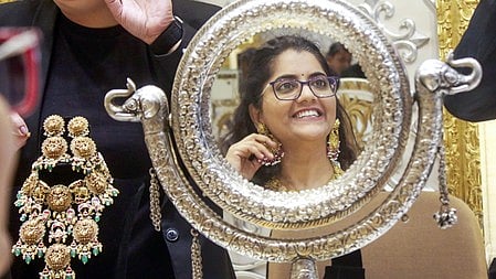 Gold and silver rise amid US–Iran war tensions and weaker dollar
