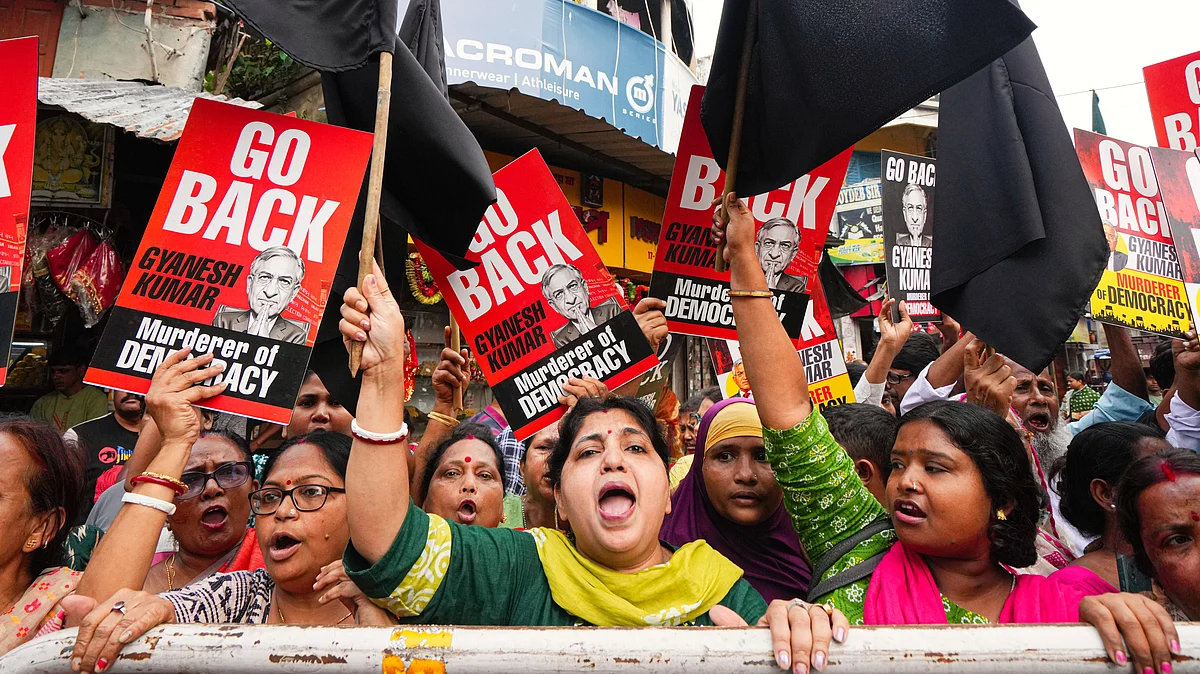 Protesters raise 'go back' slogans and show black flags to CEC Gyanesh Kumar in Kolkata, 9 March