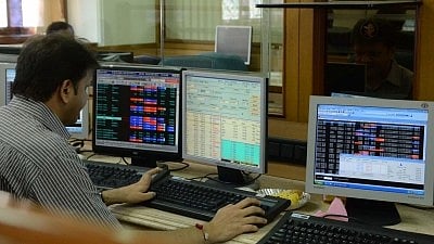 Markets trim losses but lower highs signal persistent weakness