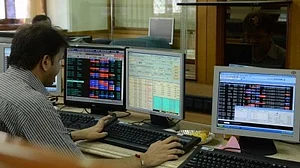 Markets trim losses but lower highs signal persistent weakness