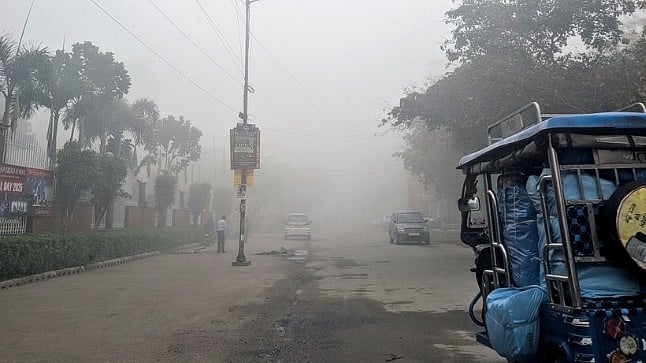 Delhi wakes to fog and chill as temperatures dip below normal
