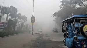 Delhi wakes to fog and chill as temperatures dip below normal