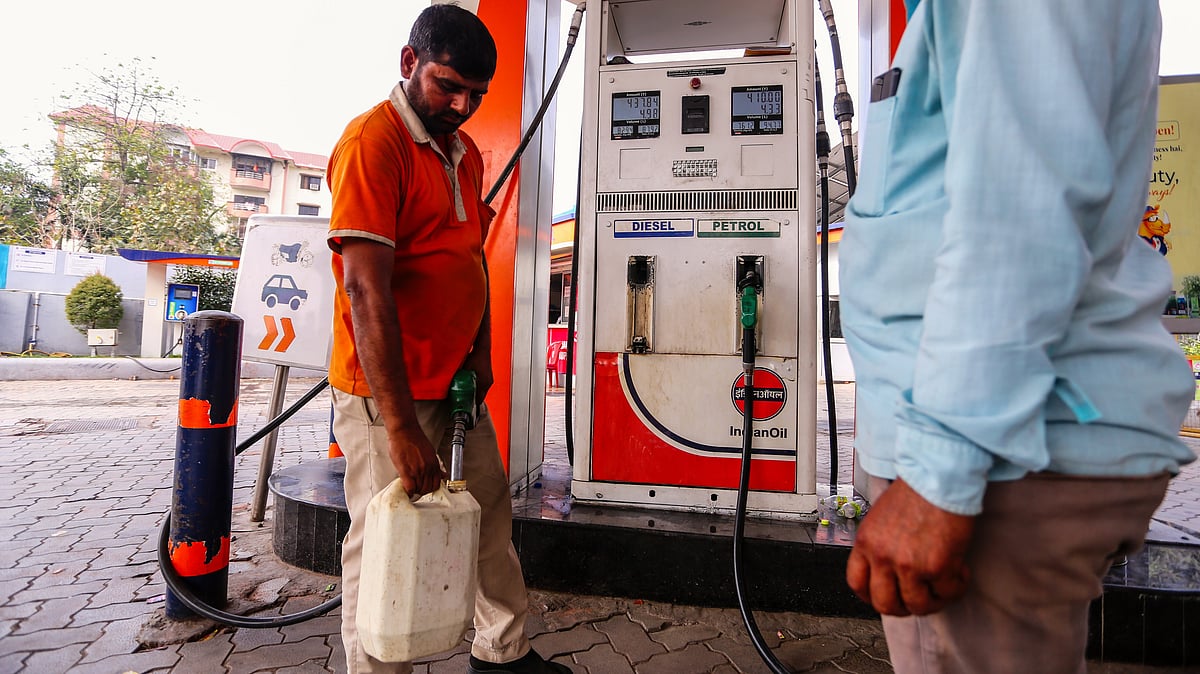 Panic buying shuts 400+ fuel outlets in Andhra Pradesh; Naidu orders immediate action
