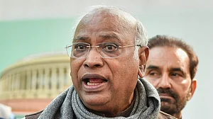 Kharge calls NDA ‘opportunist alliance thriving on corruption’ at Puducherry rally