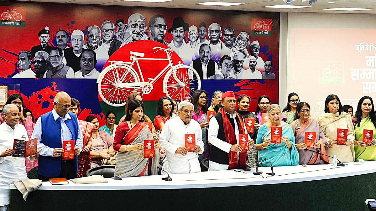 Samajwadi Party leader Akhilesh Yadav with the awardees of the Murti Devi–Malti Devi Samman