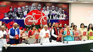 Samajwadi Party leader Akhilesh Yadav with the awardees of the Murti Devi–Malti Devi Samman
