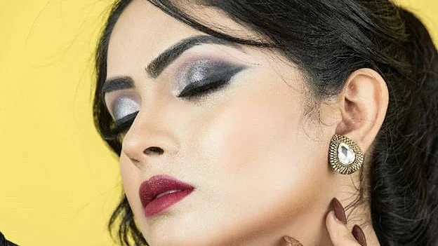 Soft glam relies on subtle definition rather than bold contrasts.
