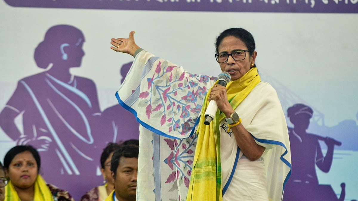 Mamata Banerjee addresses a public rally at Dinhata, Cooch Behar district, 17 April
