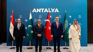 Pakistan, Saudi, Turkiye, Egypt FMs meet in Antalya, push for deeper cooperation