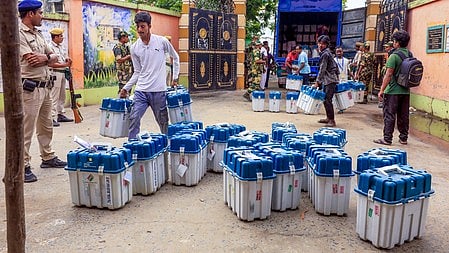 EVMs being moved to the strongroom