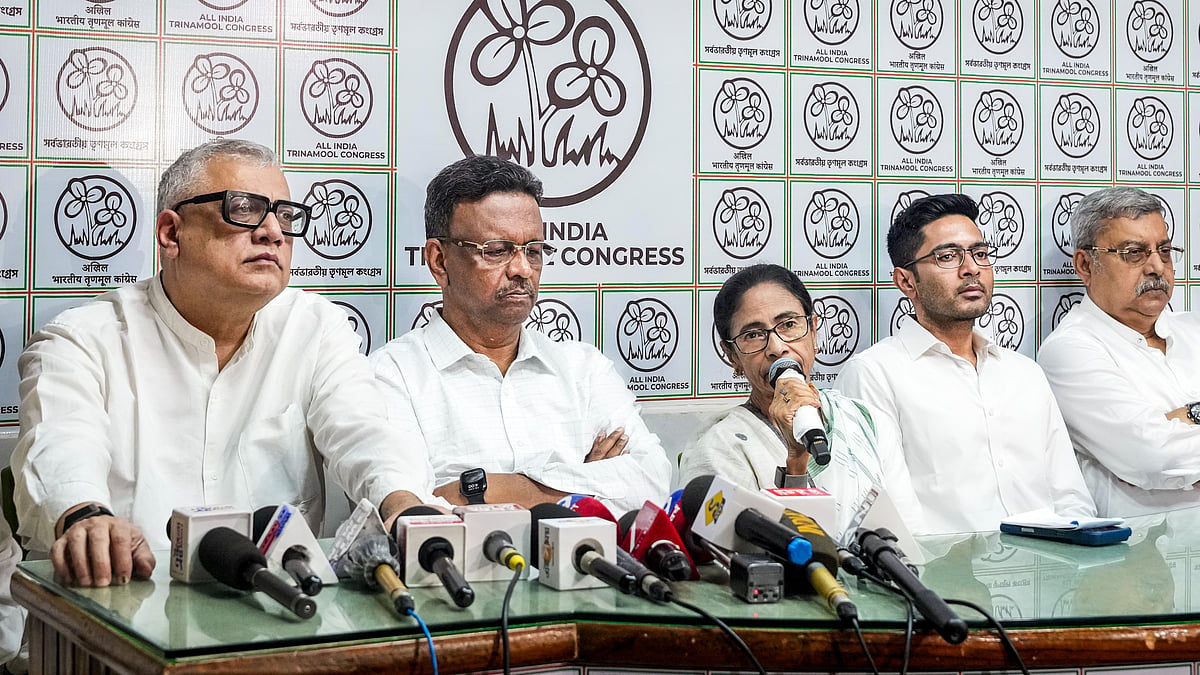 Mamata Banerjee and other TMC leaders addressing a press conference in Kolkata