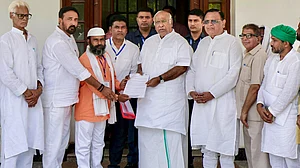 Mallikarjun Kharge and Avinash Pande meet a delegation from Kisan Nyay Padyatra in Badaun.
