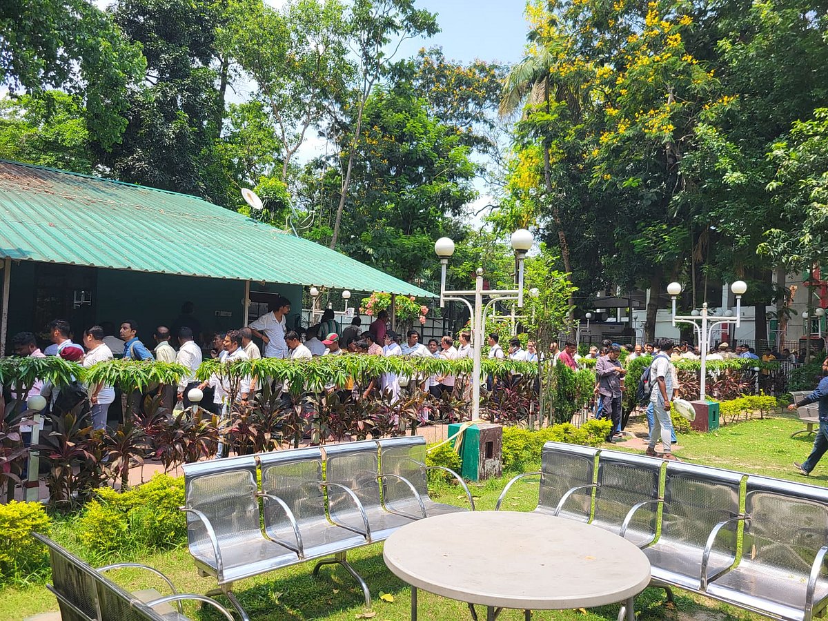 People queue up to pay their last respects to Tutu Bose