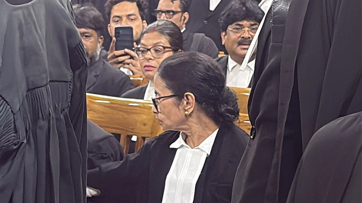 Mamata Banerjee arrives at Calcutta High Court dressed in a lawyer’s attire.