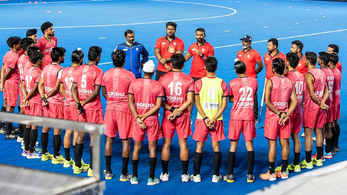 PR Sreejesh (centre) gives a pep talk during India team's campaign at Junior India World Cup last year