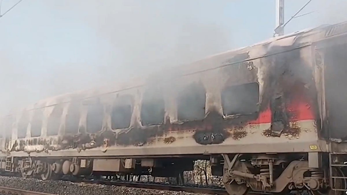 Fire tears through Rajdhani coach near Ratlam.