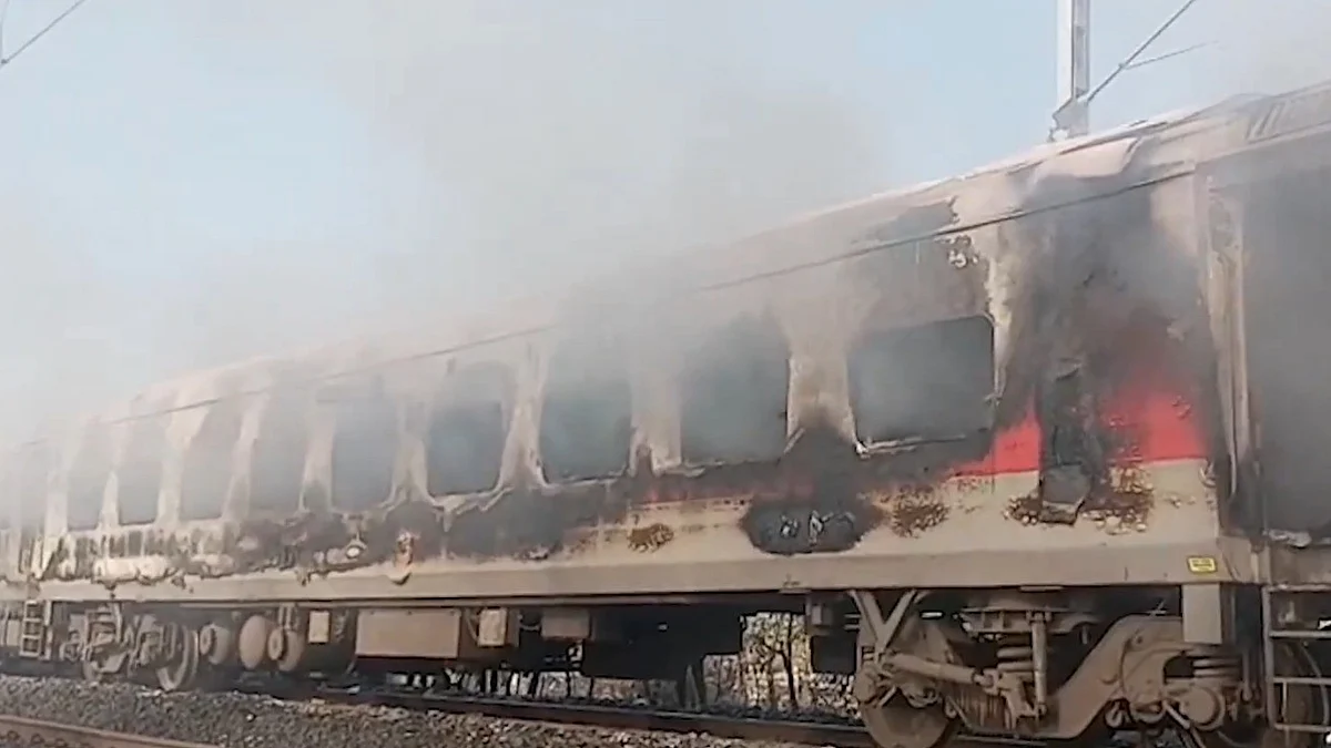 Fire tears through Rajdhani coach near Ratlam.