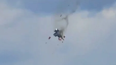 A photographer captured a mid-air crash during Gunfighter Skies show