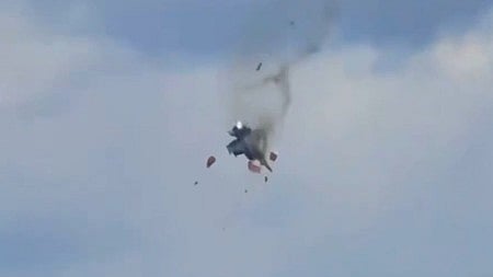 A photographer captured a mid-air crash during Gunfighter Skies show