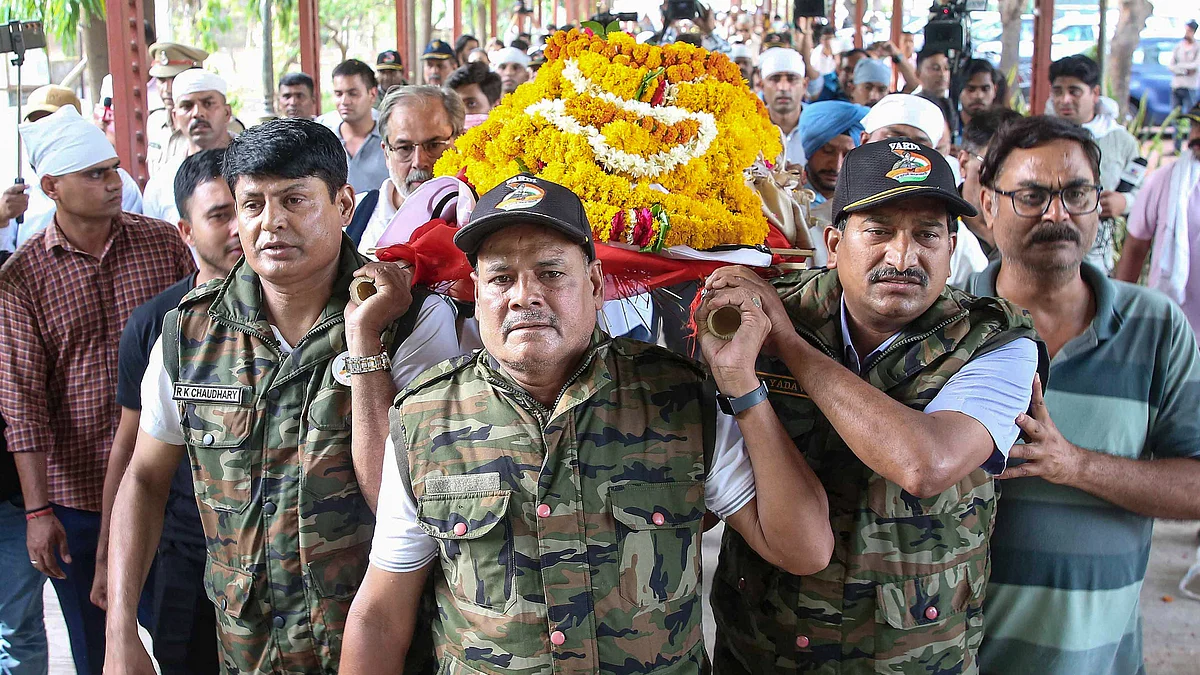Army veterans carry the remains of Twisha Sharma at Bhadbhada Vishram Ghat in Bhopal, 24 May