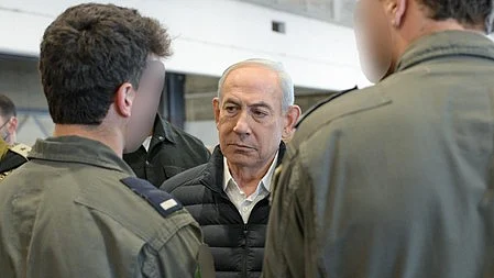 Prime Minister Benjamin Netanyahu with Israeli military.