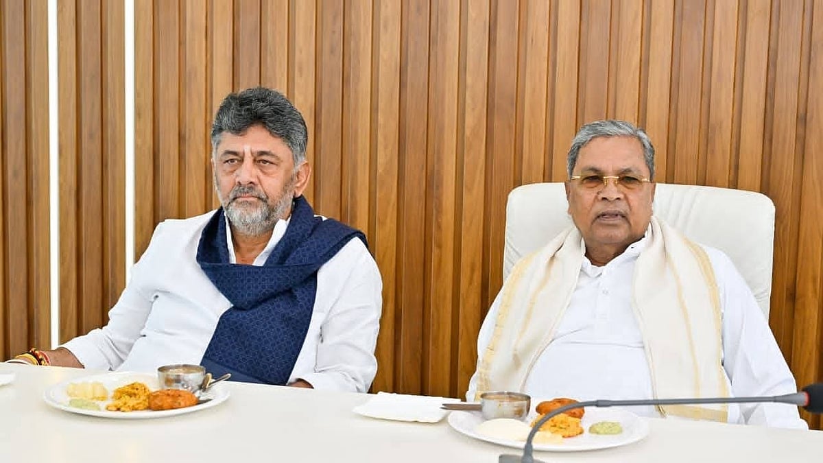 Siddaramaiah (R) with DK Shivakumar at the breakfast meeting