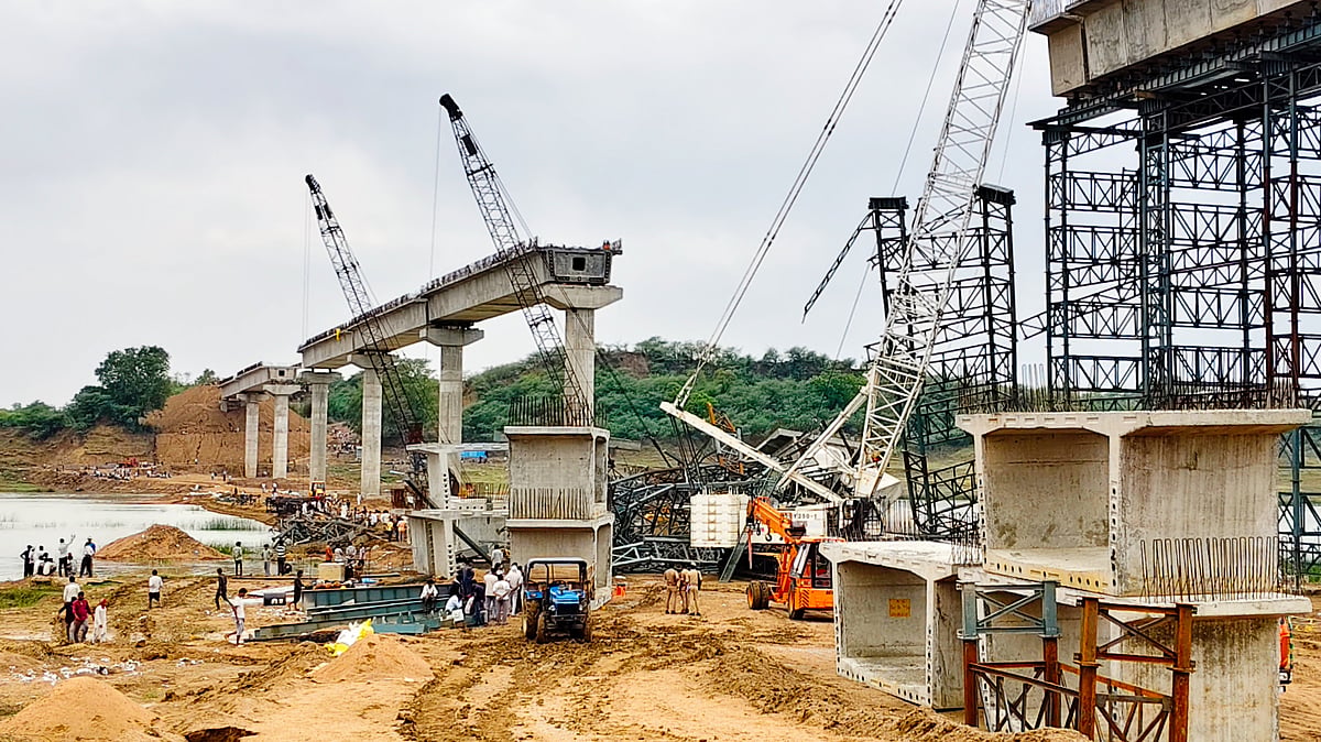 Officials at the site of the bridge collapse in Hamirpur, Uttar Pradesh, 29 May