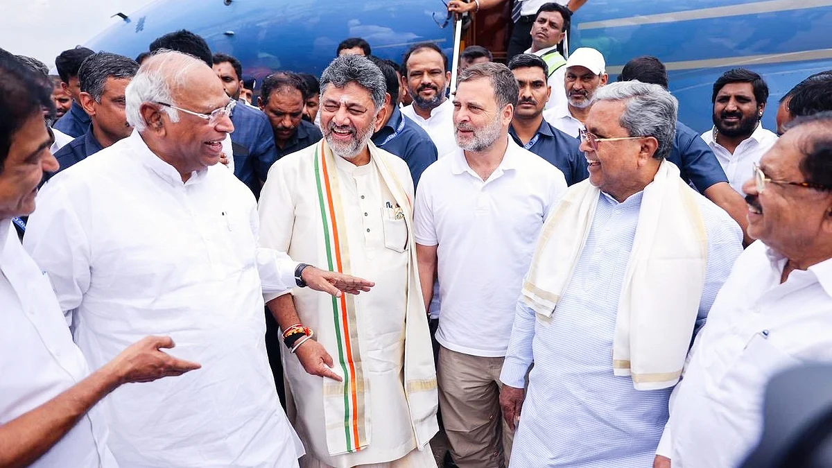 L-R: Mallikarjun Kharge, D.K. Shivakumar, Rahul Gandhi and Siddaramaiah at Bengaluru airport