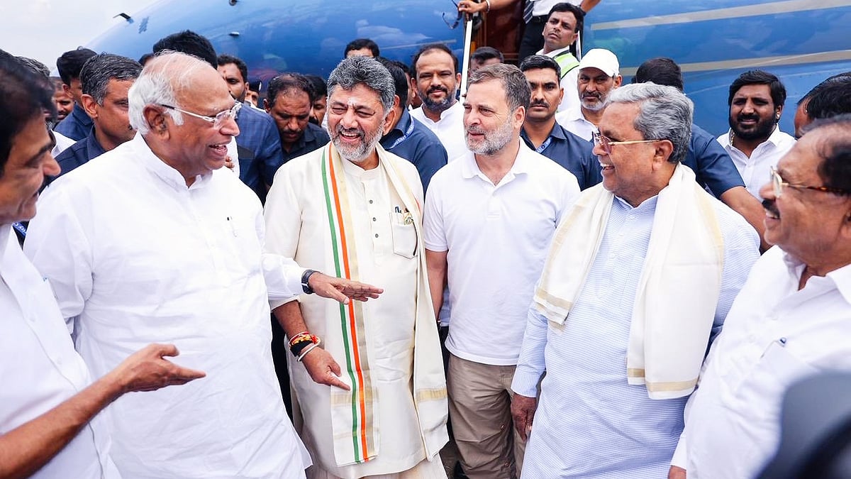 L-R: Mallikarjun Kharge, D.K. Shivakumar, Rahul Gandhi and Siddaramaiah at Bengaluru airport